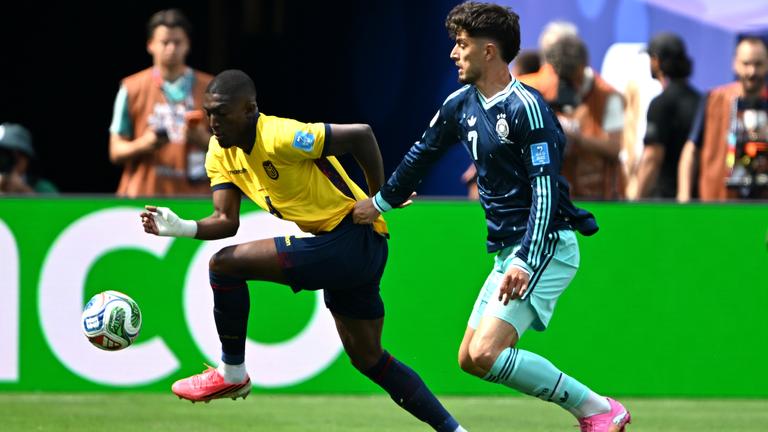 Joel Ordóñez (Ecuador) und Kai Havertz (Deutschland) im Zweikampf bei der WM 2026.