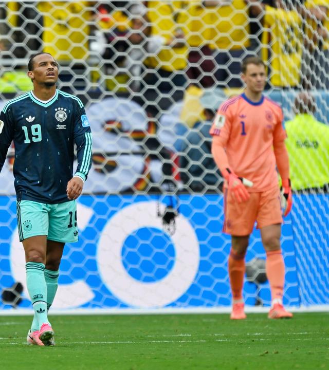 Leroy Sané, Malick Thiaw, Torwart Manuel Neuer und Angelo Stiller (Deutschland) nach dem 2:1 für Ecuador im WM-Gruppenspiel der FIFA Fußball-WM 2026.