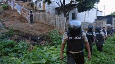 Ecuadorianische Poliziten beim Einsatz gegen Drogenkartelle