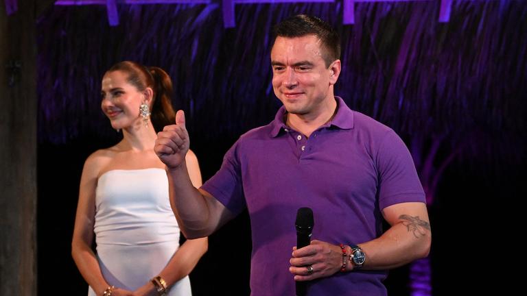 Ecuadors Präsident Daniel Noboa spricht zu Anhängern.