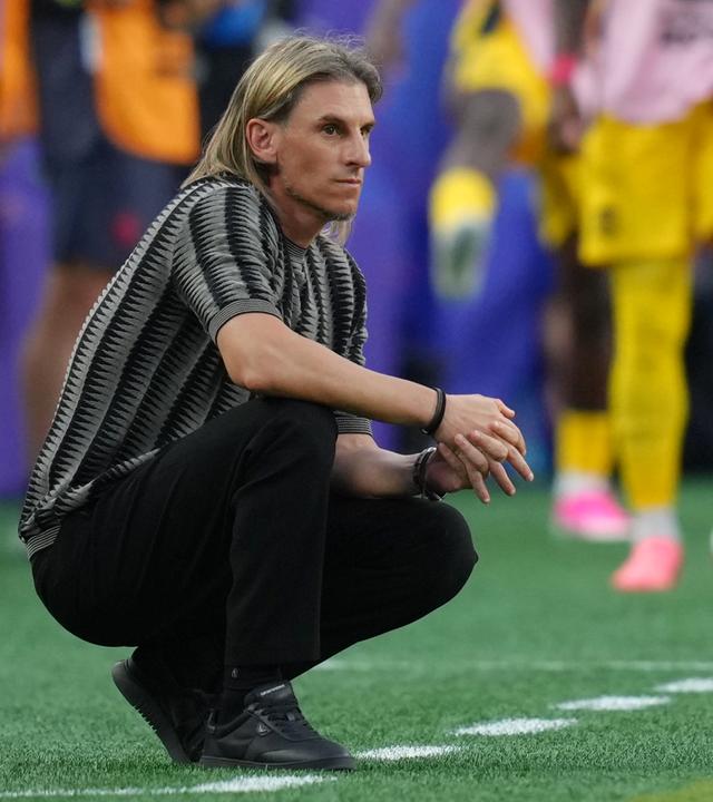 Ecuadors Trainer Sebastian Beccacece hockt am Spielfeldrand