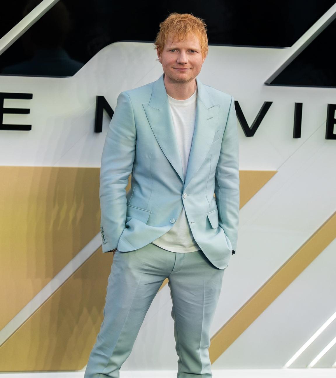 Ed Sheeran vor einer Leindwand