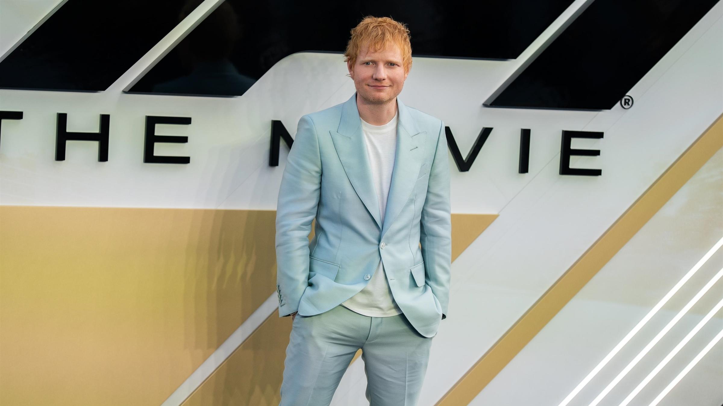 Ed Sheeran vor einer Leindwand