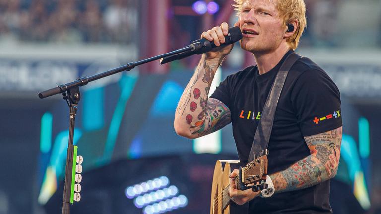 Sänger Ed Sheeran während eines Konzerts im Pierre Mauroy Stadion in Lille, Frankreich. (Archiv)