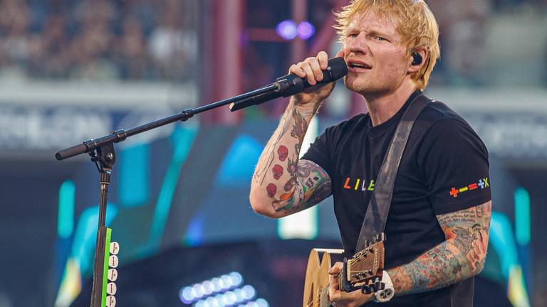 Sänger Ed Sheeran während eines Konzerts im Pierre Mauroy Stadion in Lille, Frankreich. (Archiv)