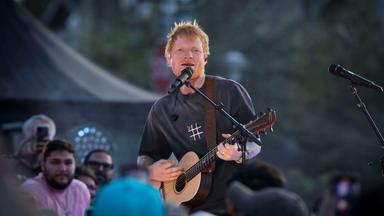 Ed Sheeran steht mit seiner Gitarre auf der Bühne 