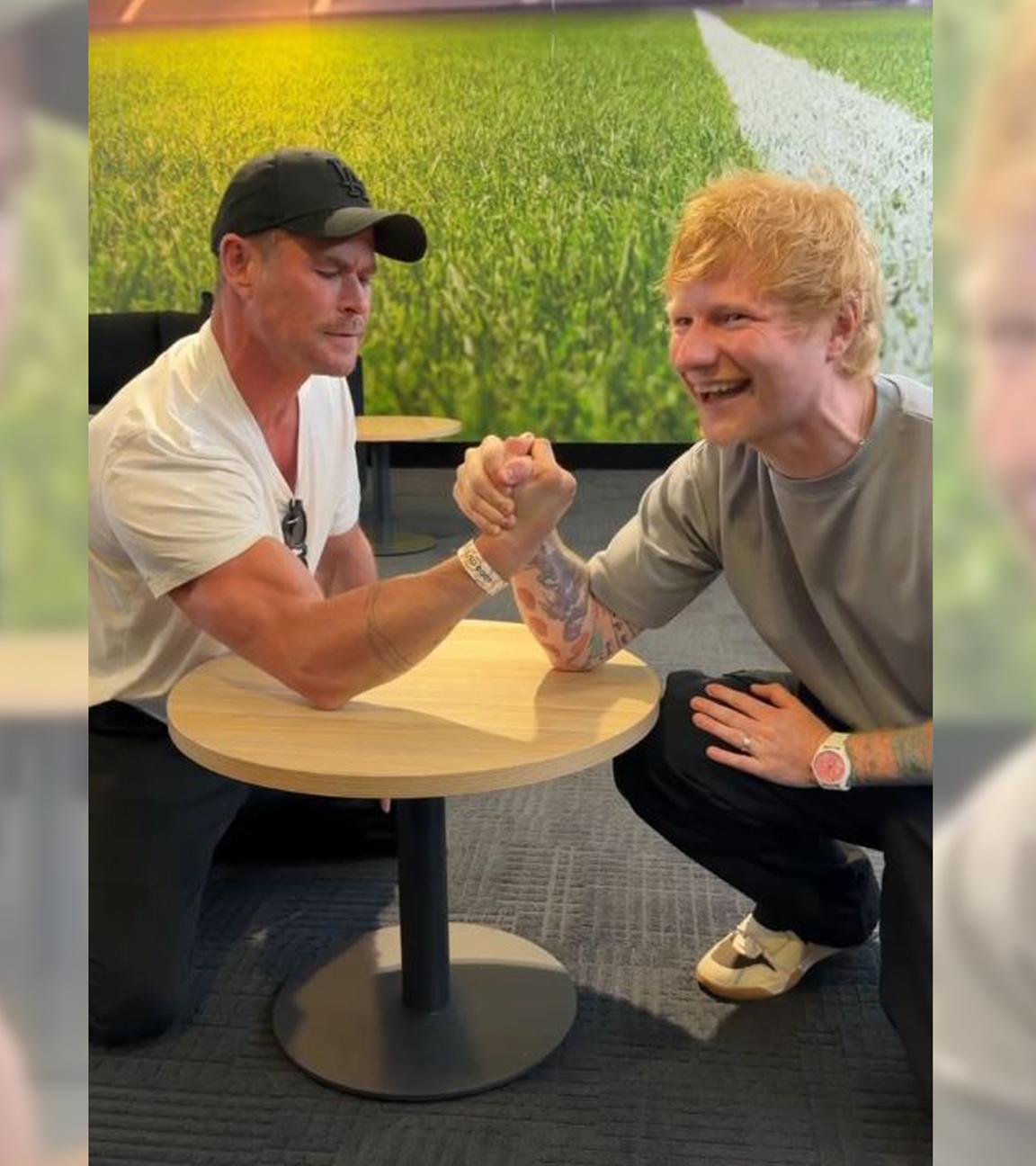 Ed Sheeran und Chris Hemsworth treten im Armdrücken gegeneinander an. 