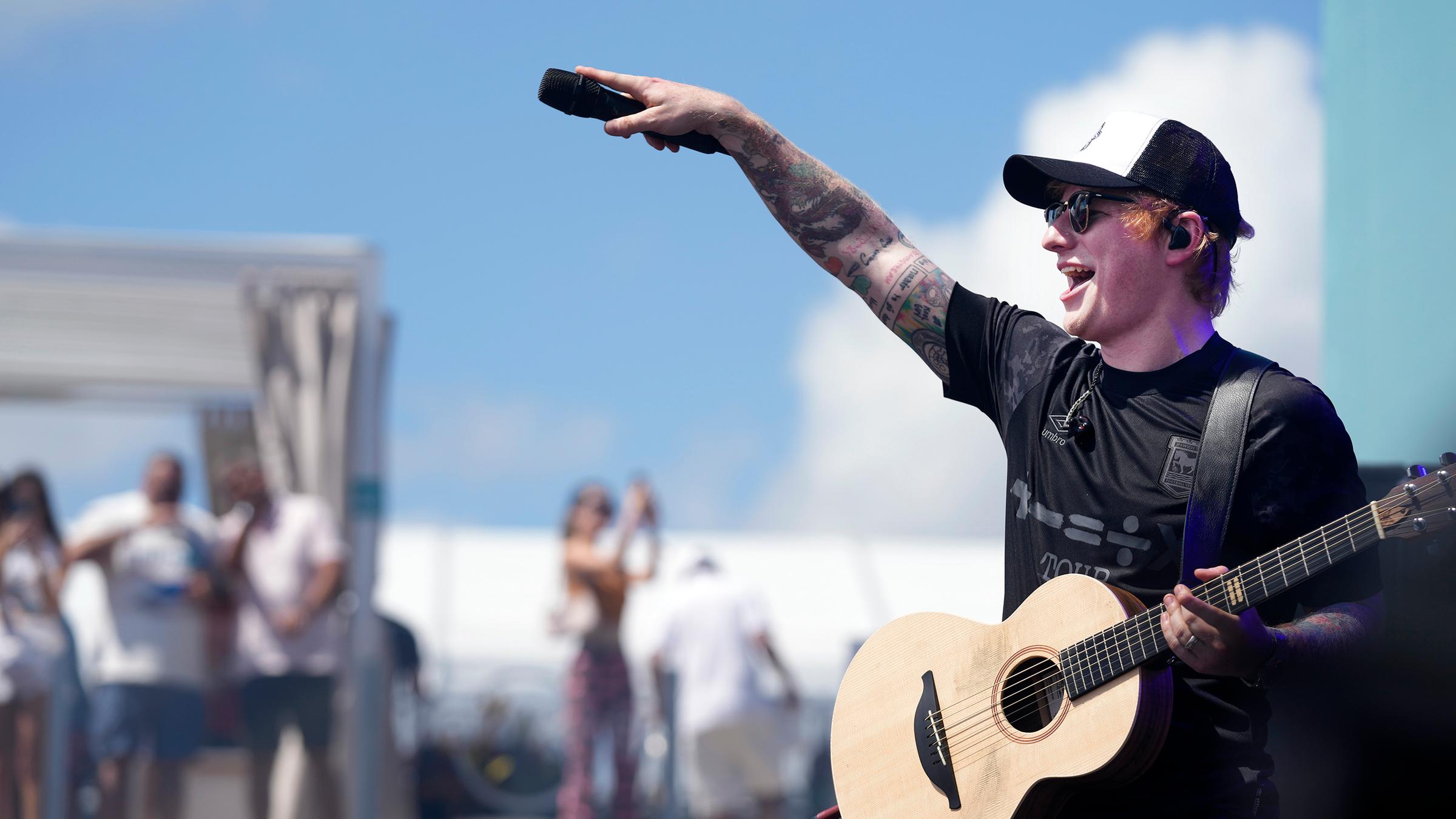 Ed Sheeran  während eines Auftrittes mit Gitarre in der Hand