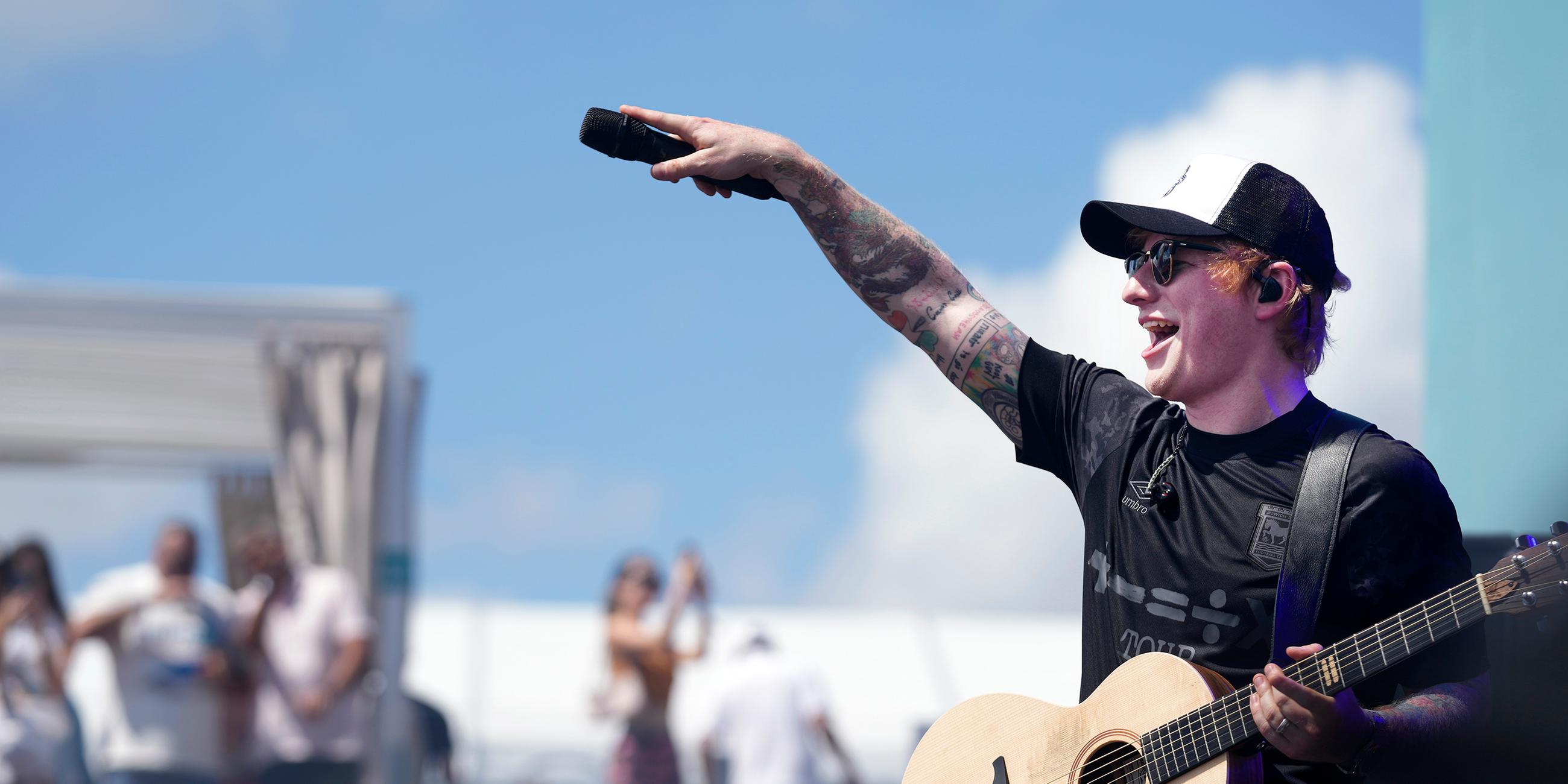 Ed Sheeran  während eines Auftrittes mit Gitarre in der Hand