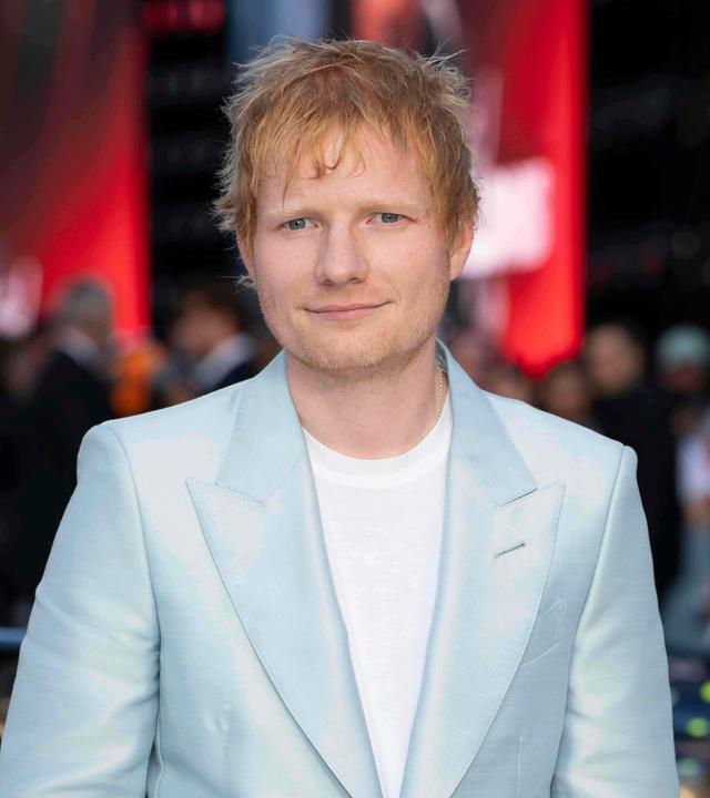 Auf dem Bild zu sehen sind die Sänger Macklemore und Ed Sheeran