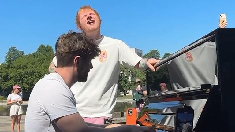 Ed Sheeran hat seine Fans mit einer spontanen Gesangseinlage im Stuttgarter Schlossgarten überrascht. Später gab‘s dann noch das Konzert zum Tourauftakt in der MHP Arena. (30.06.2025)
