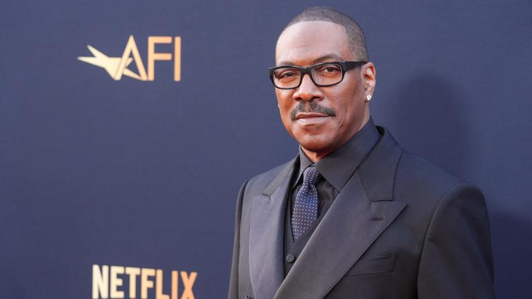 Schauspieler Eddie Murphy posiert auf einem Event. 
