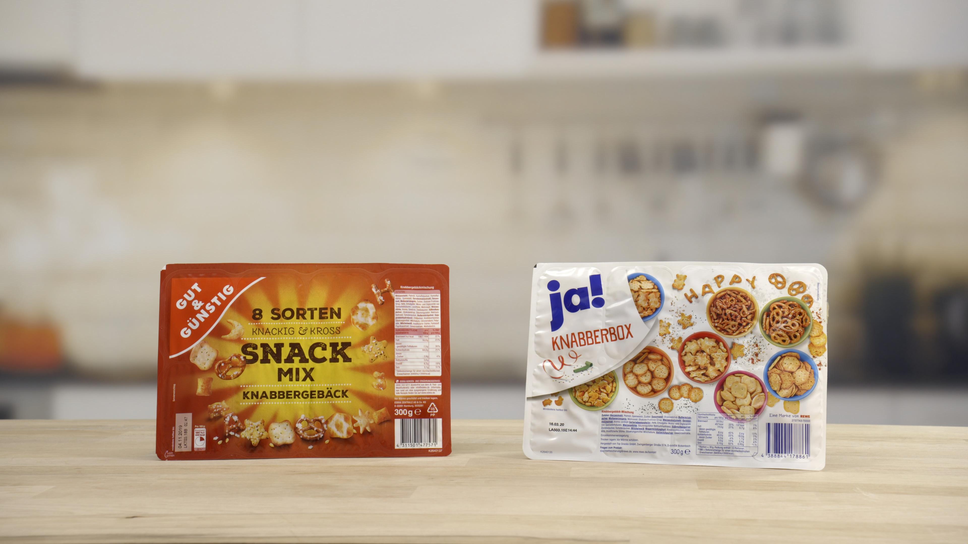 Das Bild zeigt je eine Knabberbox von Rewe und Edeka