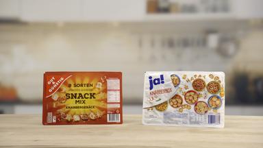 Das Bild zeigt je eine Knabberbox von Rewe und Edeka