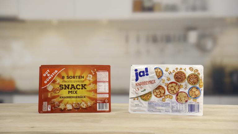 Das Bild zeigt je eine Knabberbox von Rewe und Edeka