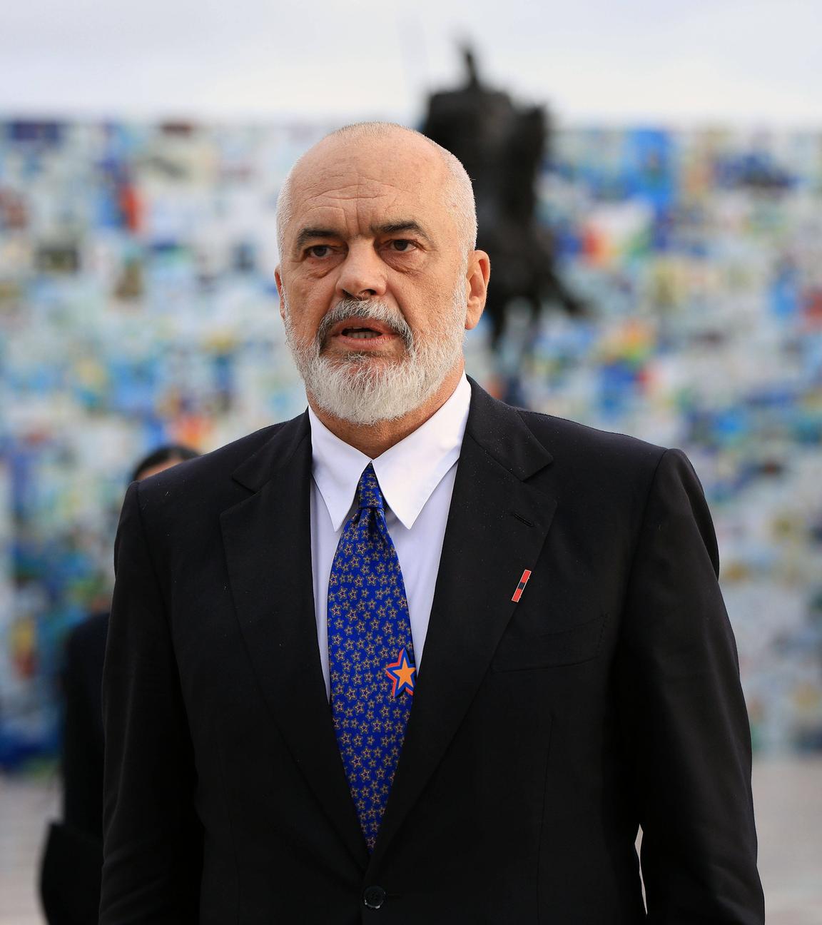 Der albanische Ministerpräsident Edi Rama betritt das Gipfeltreffen der Europäischen Politischen Gemeinschaft (EPC) an einem regnerischen Tag in Tirana, Albanien, am 16.05.2025.