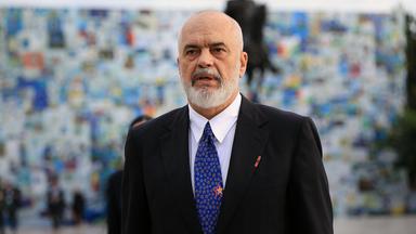 Der albanische Ministerpräsident Edi Rama betritt das Gipfeltreffen der Europäischen Politischen Gemeinschaft (EPC) an einem regnerischen Tag in Tirana, Albanien, am 16.05.2025.
