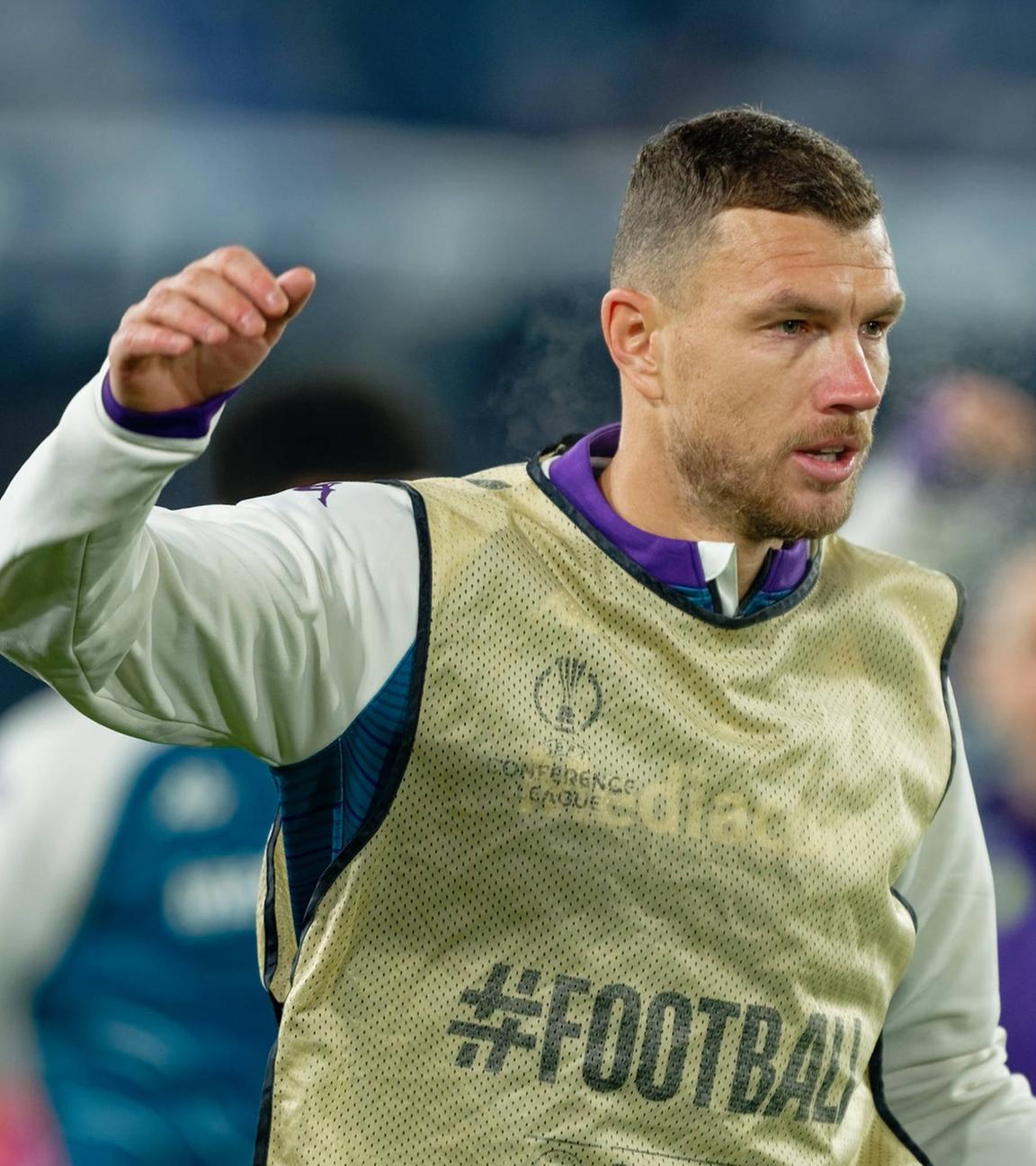 Edin Dzeko wärmt sich vor dem UEFA Conference League Spiel in Stade de la Tuiliere in Lausanne in der Schweiz auf.