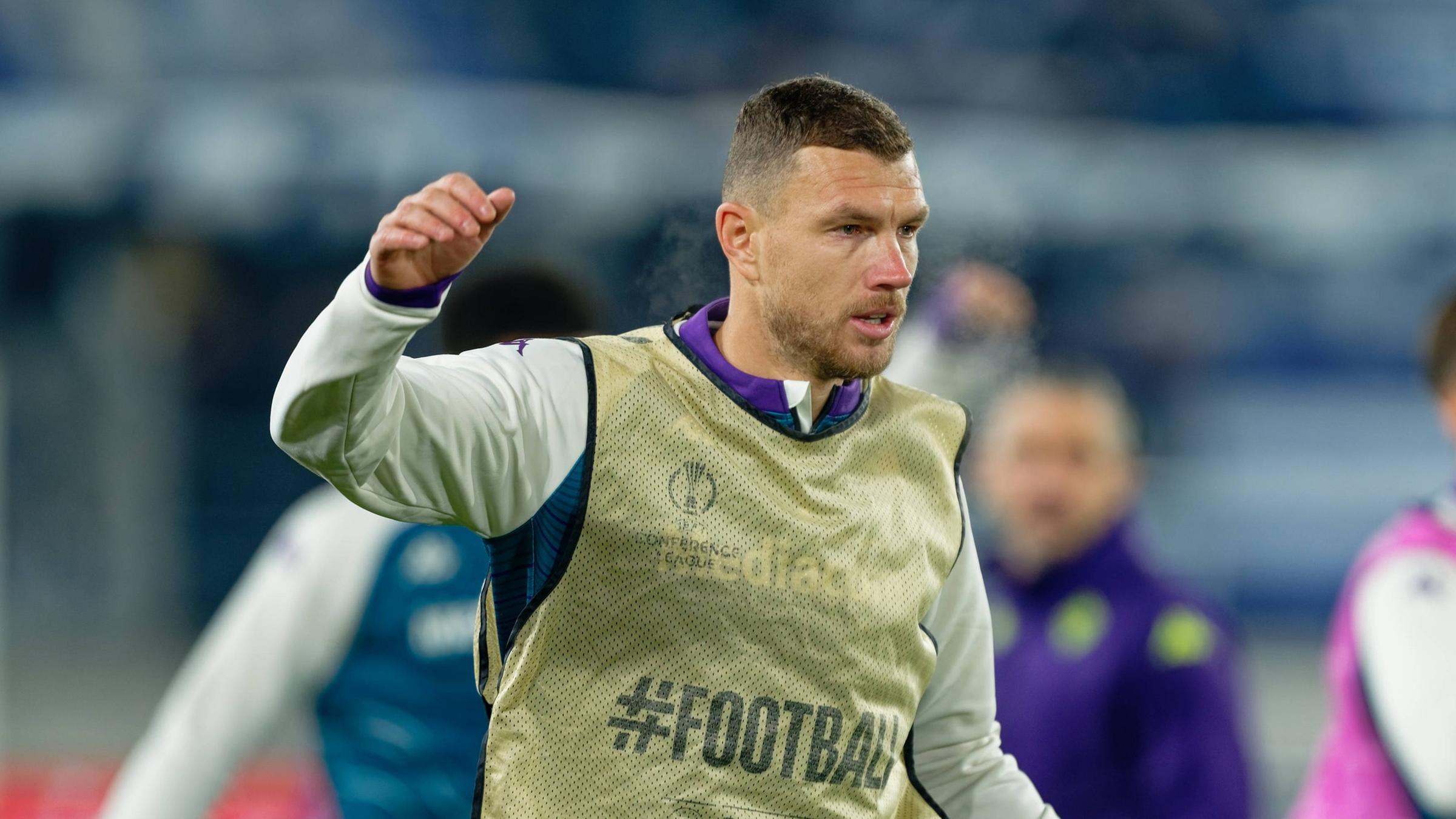 Edin Dzeko wärmt sich vor dem UEFA Conference League Spiel in Stade de la Tuiliere in Lausanne in der Schweiz auf.