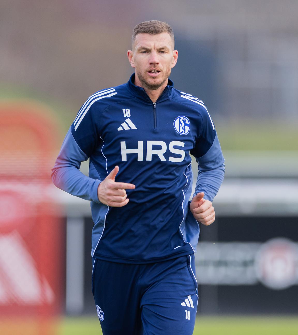 Fußballer Edin Dzeko beim Mannschaftstraining des FC Schalke 04 am 23.01.2026 in Gelsenkirchen.