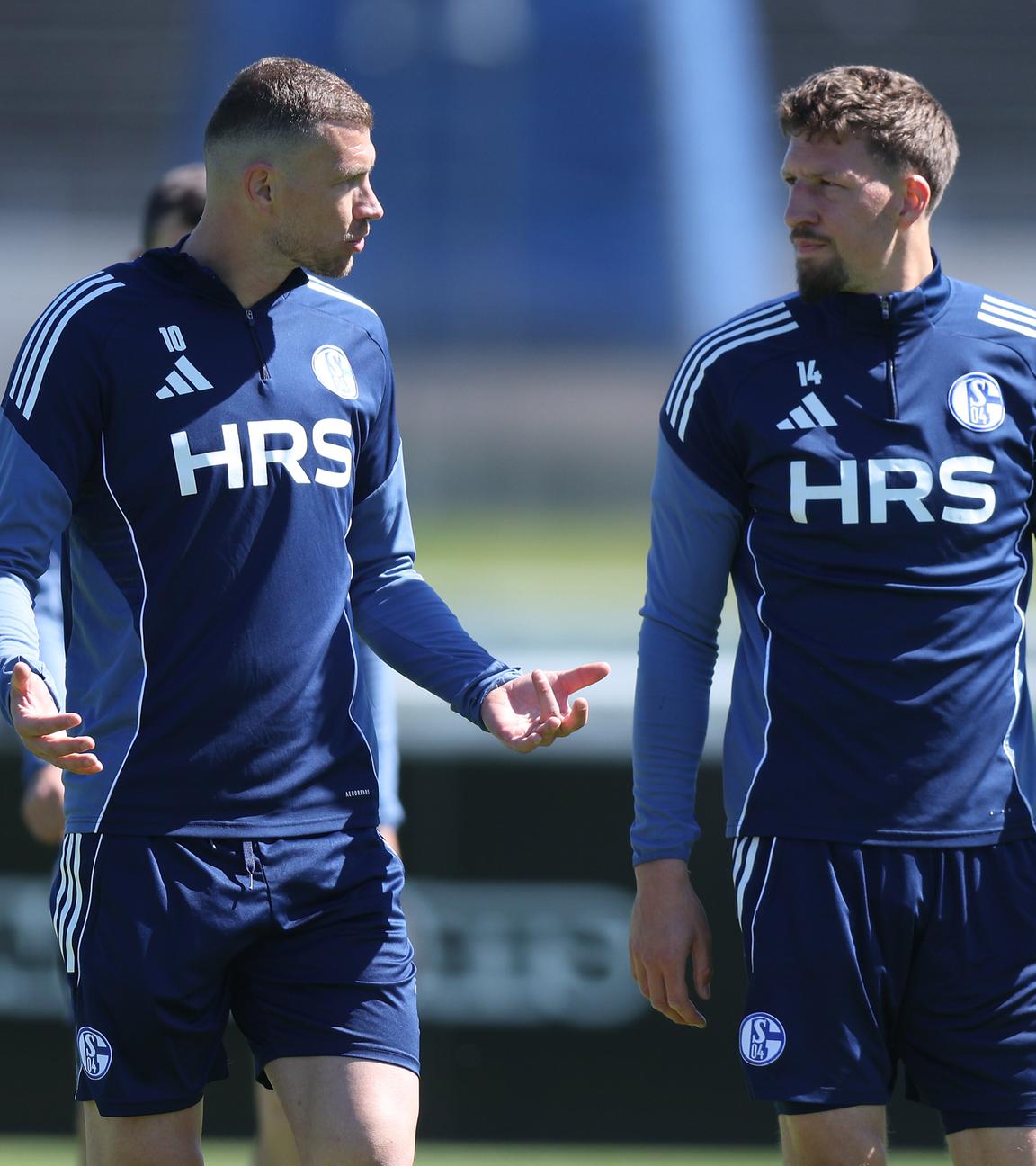 Edin Dzeko und Janik Bachmann unterhalten sich beim Training