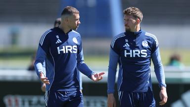 Edin Dzeko und Janik Bachmann unterhalten sich beim Training