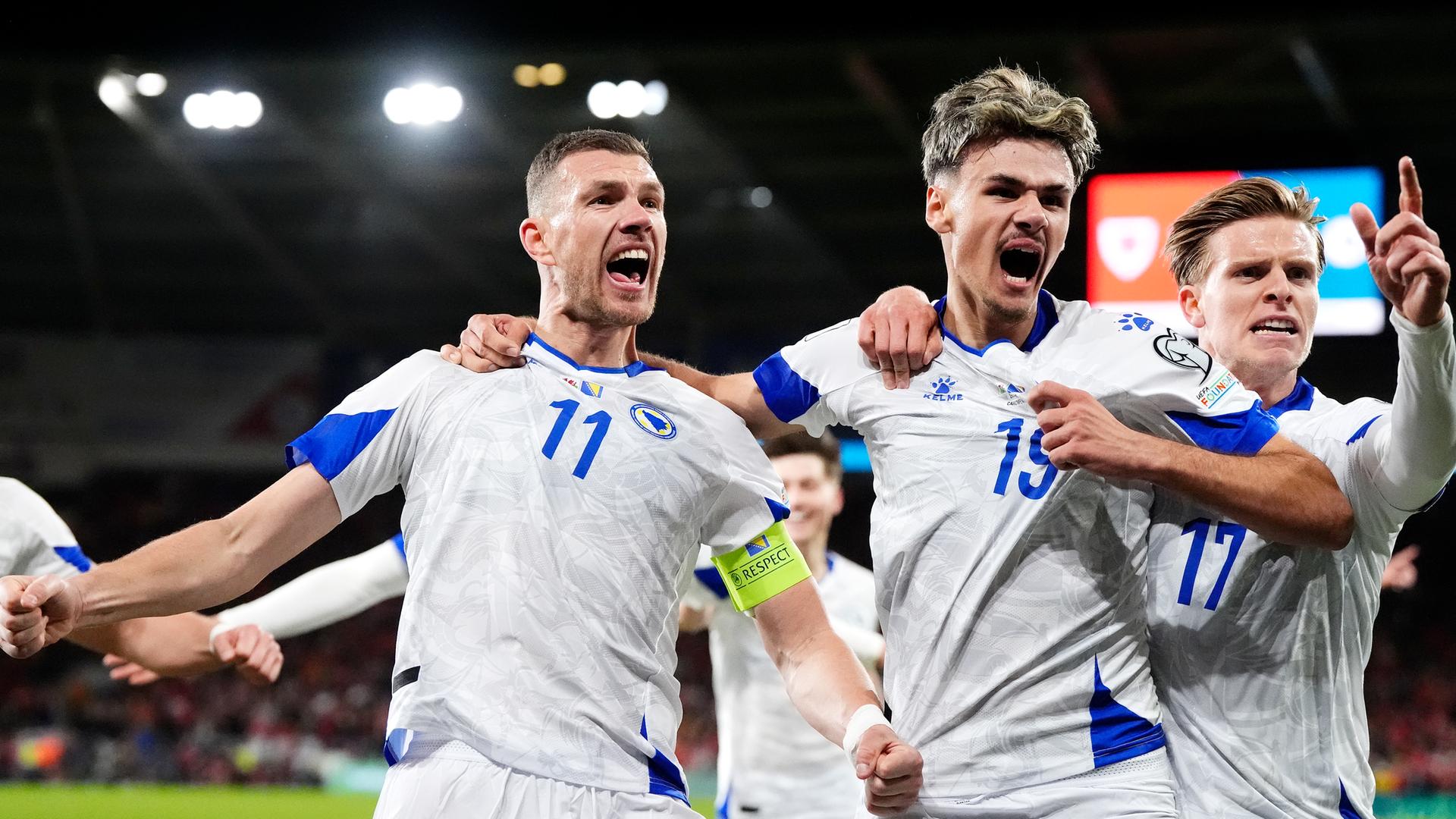 Fußballer Edin Dzeko (Mitte links) aus Bosnien und Herzegowina jubelt mit seinen Mannschaftskameraden nach seinem Treffer gegen Wales, am 26.03.2026 im britischen Cardiff, bei der WM-Qualifikation Europa.