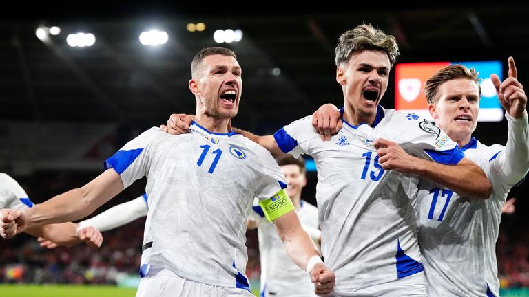 Fußballer Edin Dzeko (Mitte links) aus Bosnien und Herzegowina jubelt mit seinen Mannschaftskameraden nach seinem Treffer gegen Wales, am 26.03.2026 im britischen Cardiff, bei der WM-Qualifikation Europa.