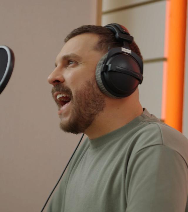 Edin Hasanovic verleiht Master Sergeant Hayden Carter, dem Protagonisten des neuen Computerspiels „Battlefield 6“, seine Stimme. Er synchronisert Ton- und Bildaufnahmen aus den USA. Zu sehen: Die eingescannte Mimik eines Schauspielers.
