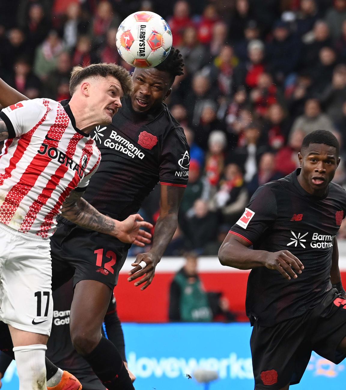 Edmond Tapsoba (Leverkusen) köpft das 2:0 im Spiel gegen Freiburg.