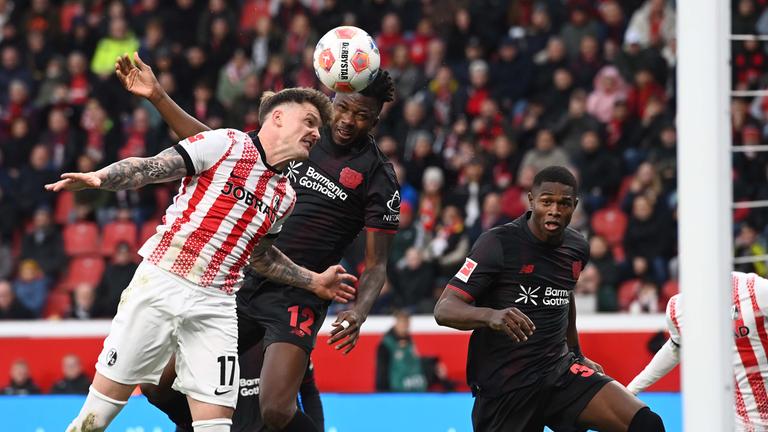 Edmond Tapsoba (Leverkusen) köpft das 2:0 im Spiel gegen Freiburg.
