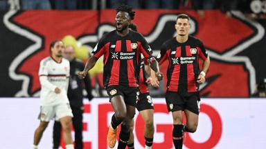 Bayer Leverkusens burkinischer Verteidiger Edmond Tapsoba jubelt mit seinen Mitspielern über seinen Treffer zum 2:2.