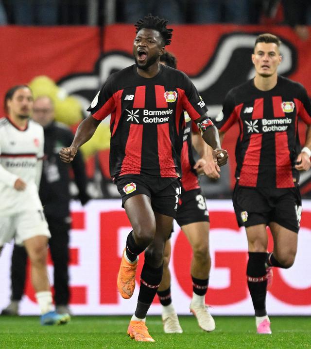 Bayer Leverkusens burkinischer Verteidiger Edmond Tapsoba jubelt mit seinen Mitspielern über seinen Treffer zum 2:2.