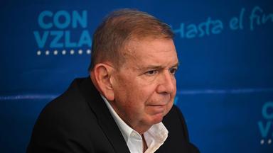 Edmundo González Urrutia spricht bei einer Veranstaltung.