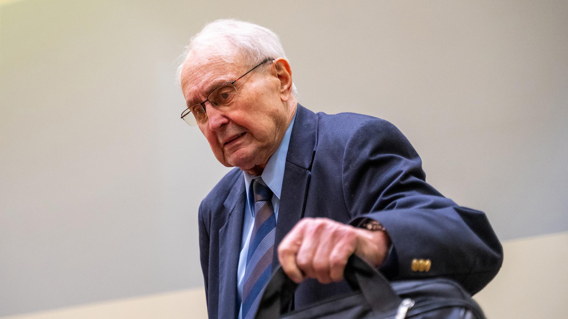 Eduard Lintner, ehemaliger CSU-Abgeordnete, kommt in einen Sitzungssaal im Oberlandesgericht München. 