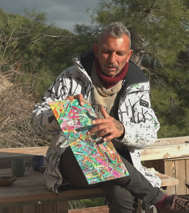 Der türkische Künstler Efe Işıldaksoy zeigt eines seiner Kunstwerke.