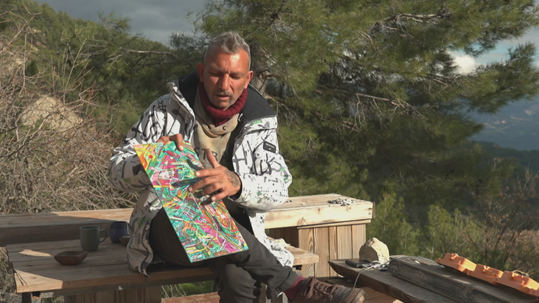 Der türkische Künstler Efe Işıldaksoy zeigt eines seiner Kunstwerke.