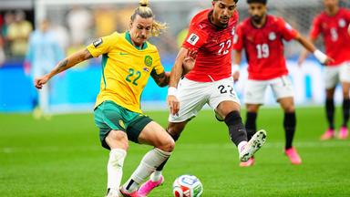 Jackson Irvine (Australien) und Omar Marmoush (Egypt) kämpfen. 