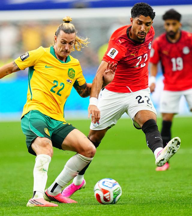 Jackson Irvine (Australien) und Omar Marmoush (Egypt) kämpfen. 