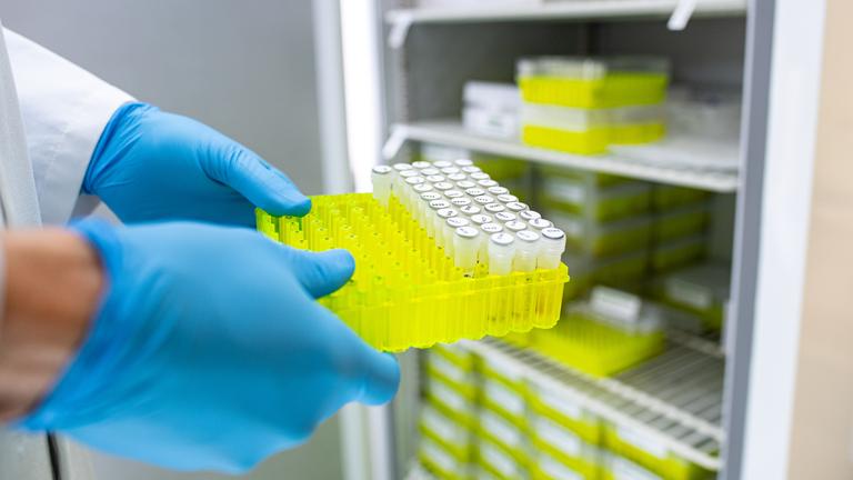 22.04.2021, Nordrhein-Westfalen, Münster: Prof. Alexander Mellmann, EHEC-Experte, Facharzt für Mikrobiologe und Hygiene am Universitätsklinikum Münster, zieht Proben verschiedener Keime, aus einem Kühlschrank.