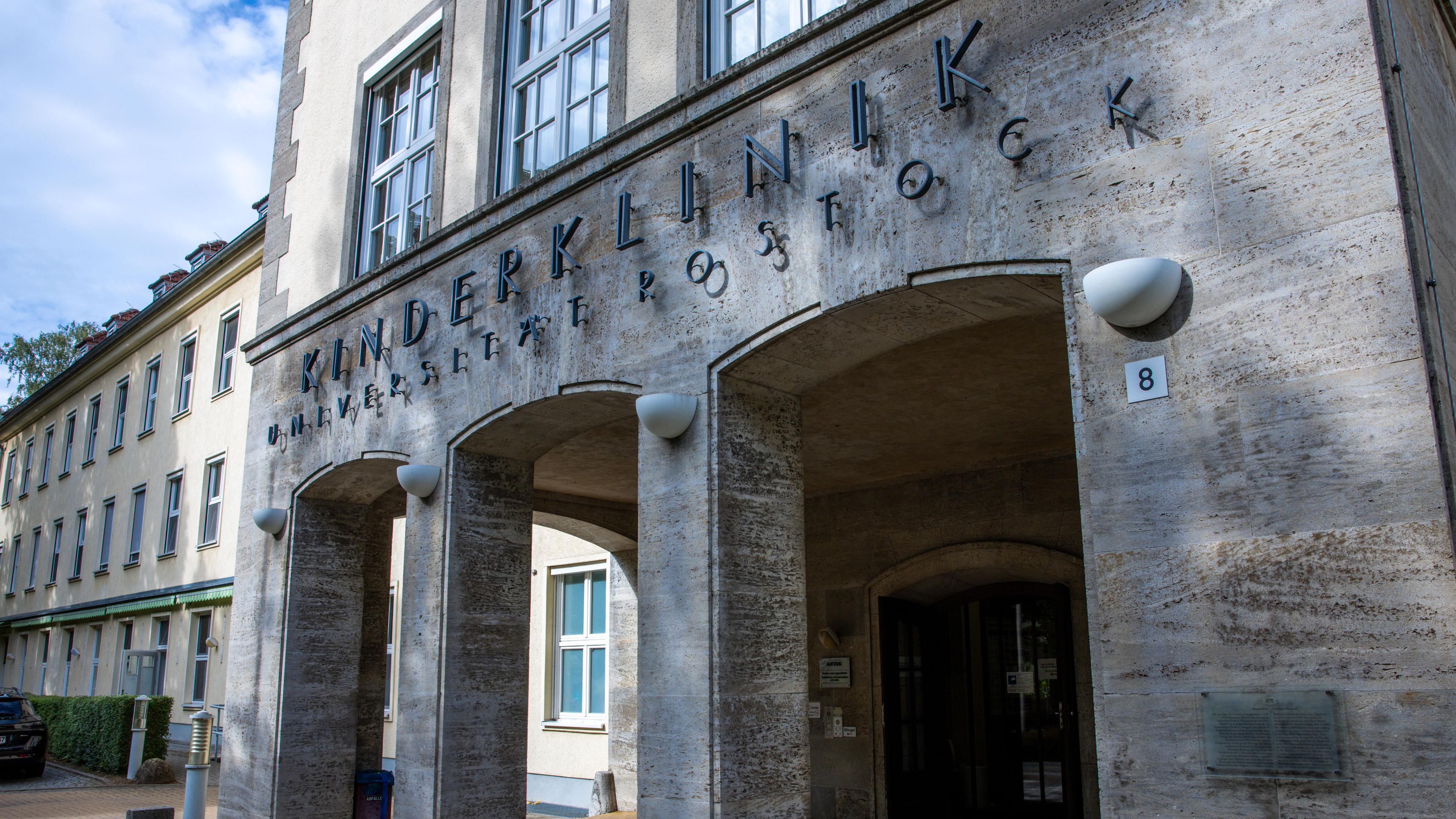 29.08.2025, Mecklenburg-Vorpommern, Rostock: Blick auf die Kinder- und Jugendklinik der Universität Rostock, in der mehrere Patienten wegen des Verdachts auf Ehec behandelt werden.