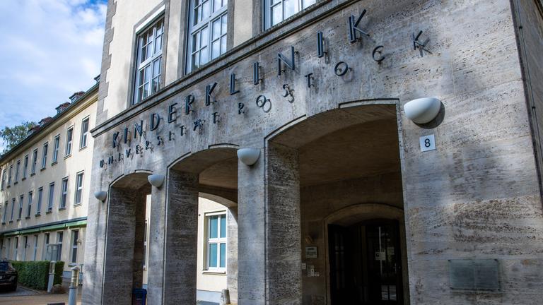 29.08.2025, Mecklenburg-Vorpommern, Rostock: Blick auf die Kinder- und Jugendklinik der Universität Rostock, in der mehrere Patienten wegen des Verdachts auf Ehec behandelt werden.