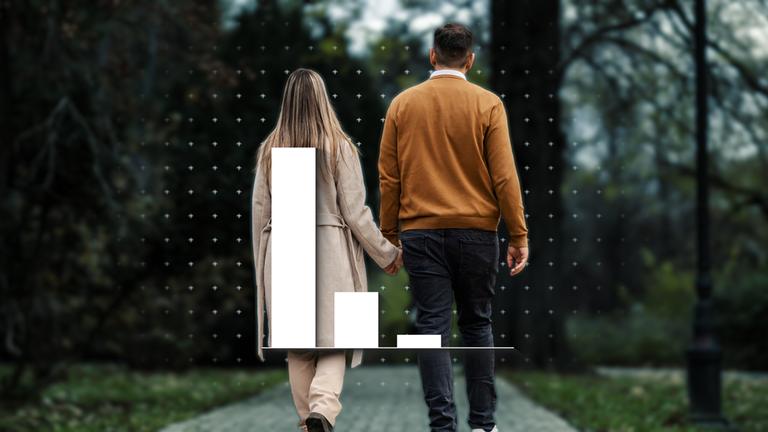 Eine Frau und ein Mann laufen Hand in Hand, auf dem Foto ist ein Balkendiagramm drübergelegt.