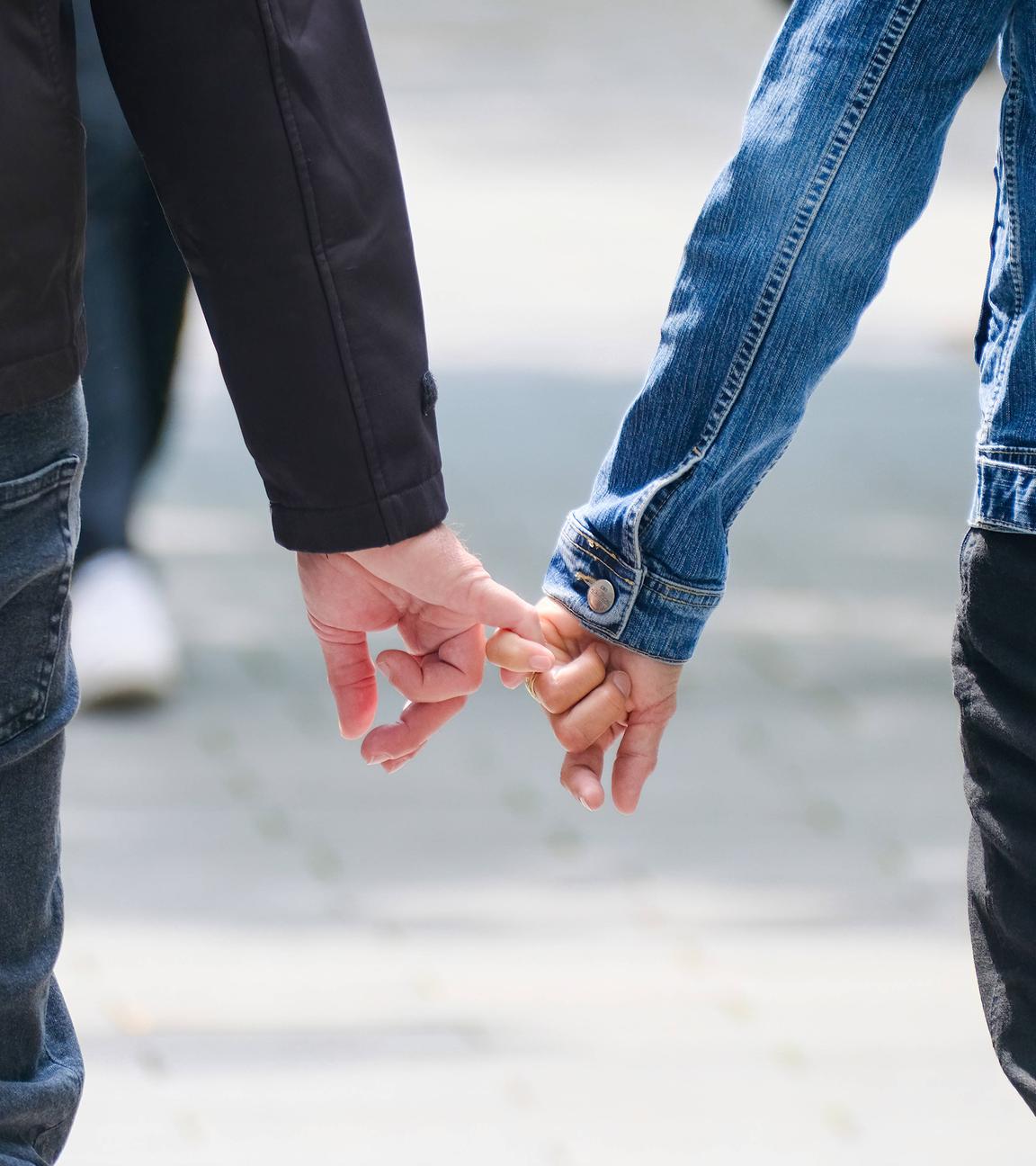 Ein Paar spaziert händchenhaltend durch Düsseldorf am 06.06.2025. 