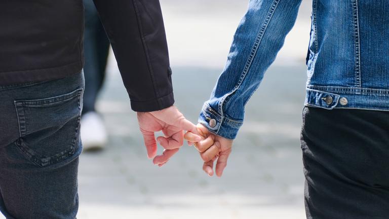 Ein Paar spaziert händchenhaltend durch Düsseldorf am 06.06.2025. 