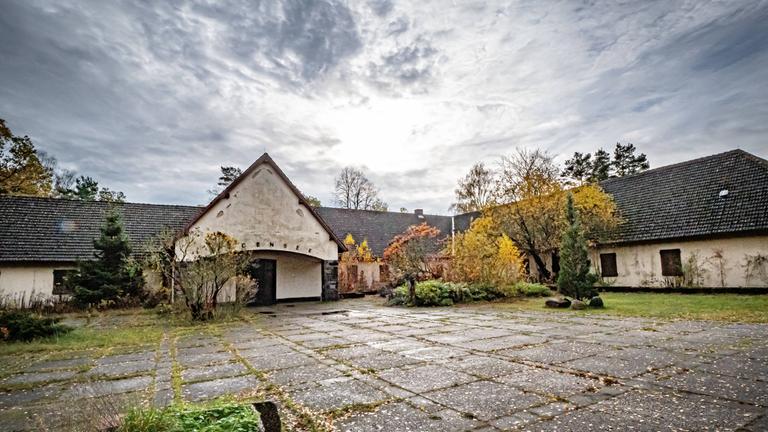 Wandlitz, OT Lanke in Brandenburg. Gebäudekomplex am Bogensee im Barnim, ehemalige NS-Reichspropagandaschule, zu DDR Zeiten FDJ-Hochschule Wilhelm Pieck. Ehemalige Villa von Joseph Goebbels