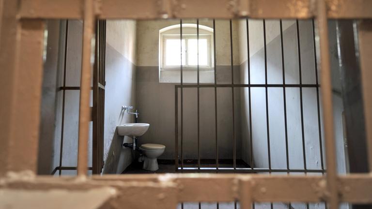 Blick in eine Zelle der ehemaligen DDR-Frauenhaftanstalt Hoheneck in Stollberg (Sachsen), Archivbild