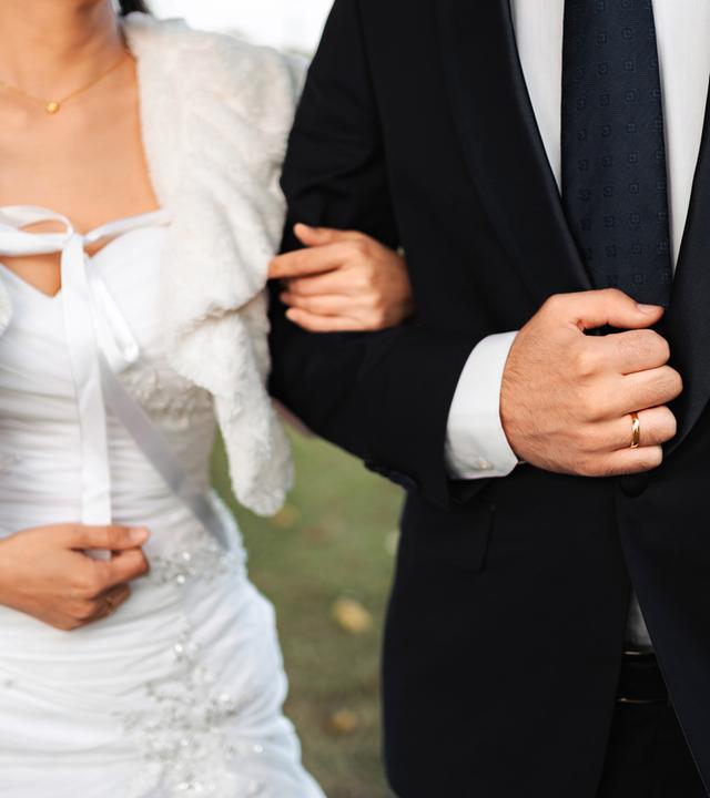 Ein Hochzeitspaar, das an seinem großen Tag gemeinsam spazieren geht