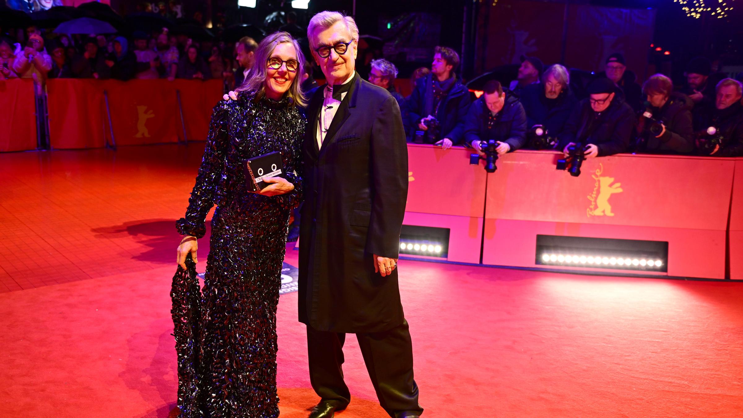 Der Präsident der Internationalen Jury, Wim Wenders (rechts), und Donata Wenders nehmen an der Eröffnungszeremonie der 76. Internationalen Filmfestspiele Berlin teil.