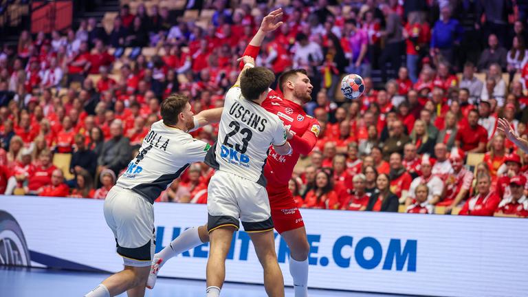 Johannes Golla (Deutschland 04) und Renars Uscins (Deutschland 23) verteidigen gegen Dänemark während des Handball-Halbfinales der EHF-Europameisterschaft 2026 der Männer zwischen Deutschland und Kroatien in Herning, Dänemark, am 30.01.2026.